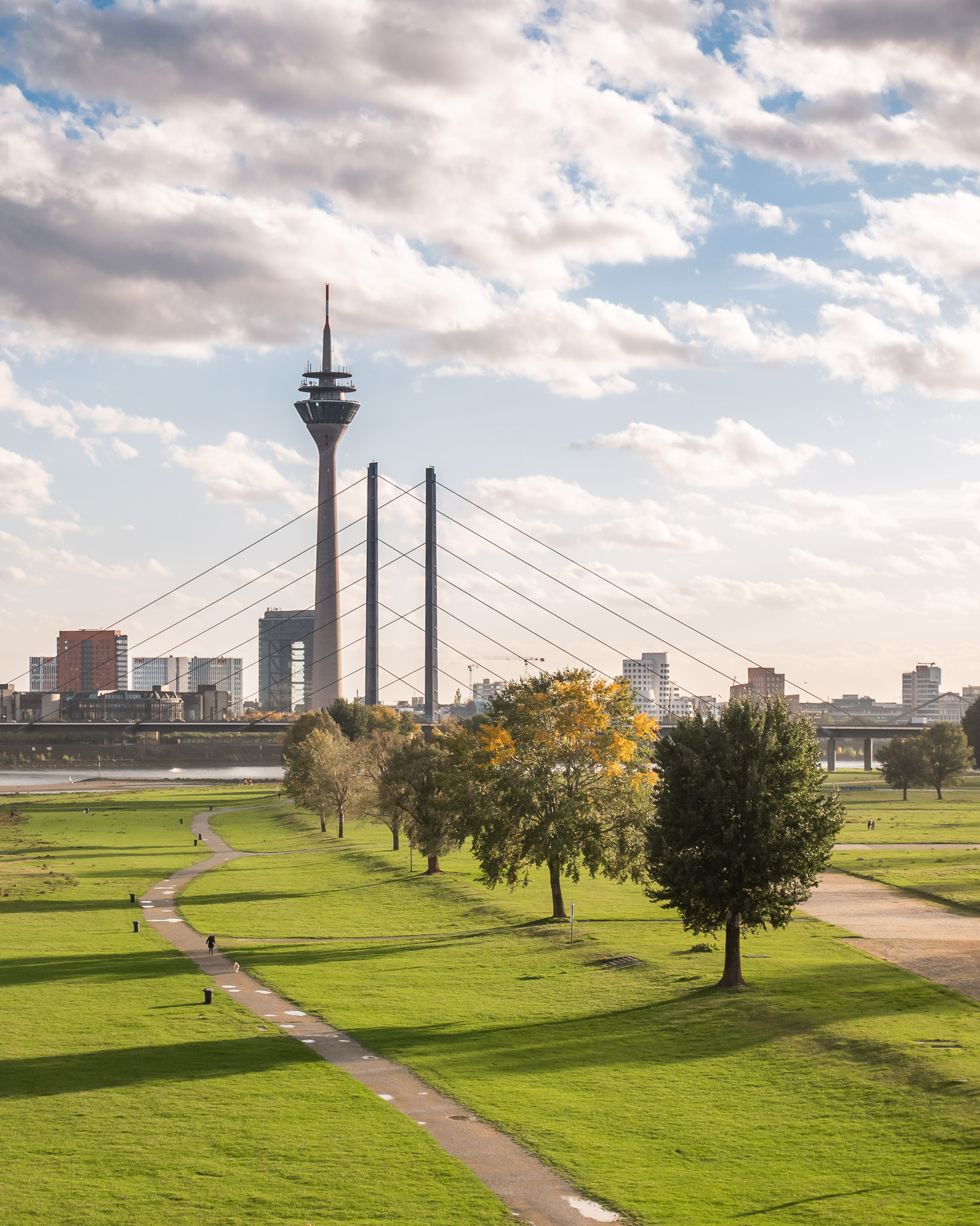 Düsseldorf - Blick Oberkasseler Brücke auf Rheinkniebrücke und Fernsehturm